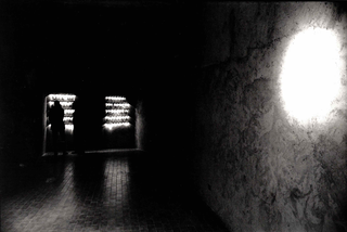 Gianluca Codeghini, Conservare fuori dalla portata, Veduta della prima sala, con la scritta a destra e in fondo l’ingresso alla seconda sala.
Foto di Davide Bonasia