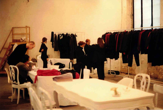 Martin Margiela Collection at Viafarini, Martin Margiela a Viafarini, un momento di show-room.
Sullo sfondo, la scala realizzata da Alessandro Pessoli per la sua mostra nel 1992
