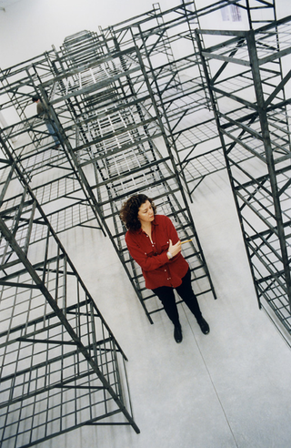 Mona Hatoum, Quarters, Ritratto di Mona Hatoum all’interno dell’installazione.
Foto di Armin Linke