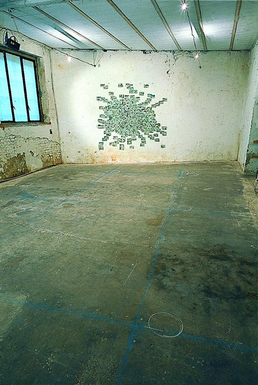 Multiplicity - Mappe, 
Paola Di Bello, La disparition, 1995, photo collage a parete, 270 x 300 cm.
Simil-luoghi, punti di partenza... Quel che in realtà descrivono è solo la certezza della loro mancanza, la nostalgia di essi

Umberto Cavenago, Rilievi, 1995, pigmento blu su pavimento.
Rilevamento della maglia di Hartman eseguito da Isabella Puliafito artista e geomante con antenna di Hartman e dagli architetti Parravicini e Pellicciotta con magnetoscopio. Cavenago evidenzia la struttura geometrica dei punti "perturbati" - normalmente non visibili - quale appagamento del desiderio dell'uomo di organizzare il mondo in una geometria dettata dalla natura