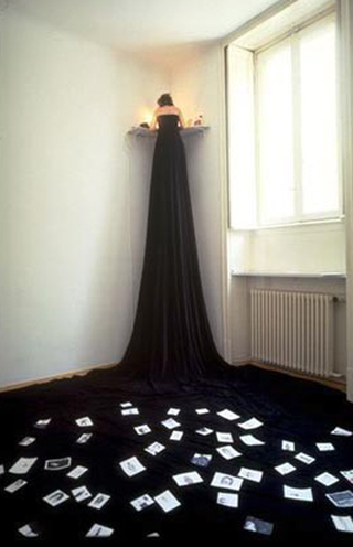 Margherita Manzelli, Il vascello fantasma, Il volto del mare - vulcano, 1995
velluto nero, 70 acquerelli, tavolino pensile, sgabello metallico
