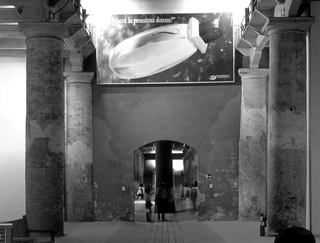 Maurizio Cattelan, Lavorare è un brutto mestiere, 1993
Poster, stampa a getto di inchiostro
270 x 580 cm
Biennale di Venezia

 