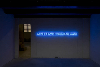 Liliana Moro, This Is the End, L'uomo che guarda non farà il tifo contro, 2008, neon, 8 x 286 cm.
Foto di Roberto Marossi.