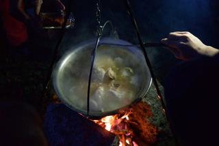 Leone Contini, Il Corno mancante, Sul tardi arriva ingrediente catalizzatore del bivacco il berberè di Muna Mussie Perfetto con la zuppa di dong gua.