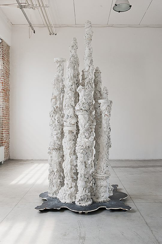 Luca Monterastelli, white - endlessly rocking, Machina, reinforced plaster, shells, wooden platform, black varnish
140 x 140 x 326 cm
Foto di Davide Tremolada