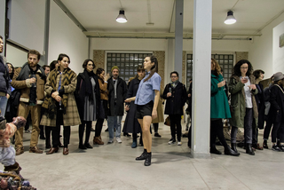 Enej Gala, Prefabrick - Walking with Art Prize 2015, Performance di Annamaria Ajmone in occasione dell'opening
Foto di Jelena Kostic