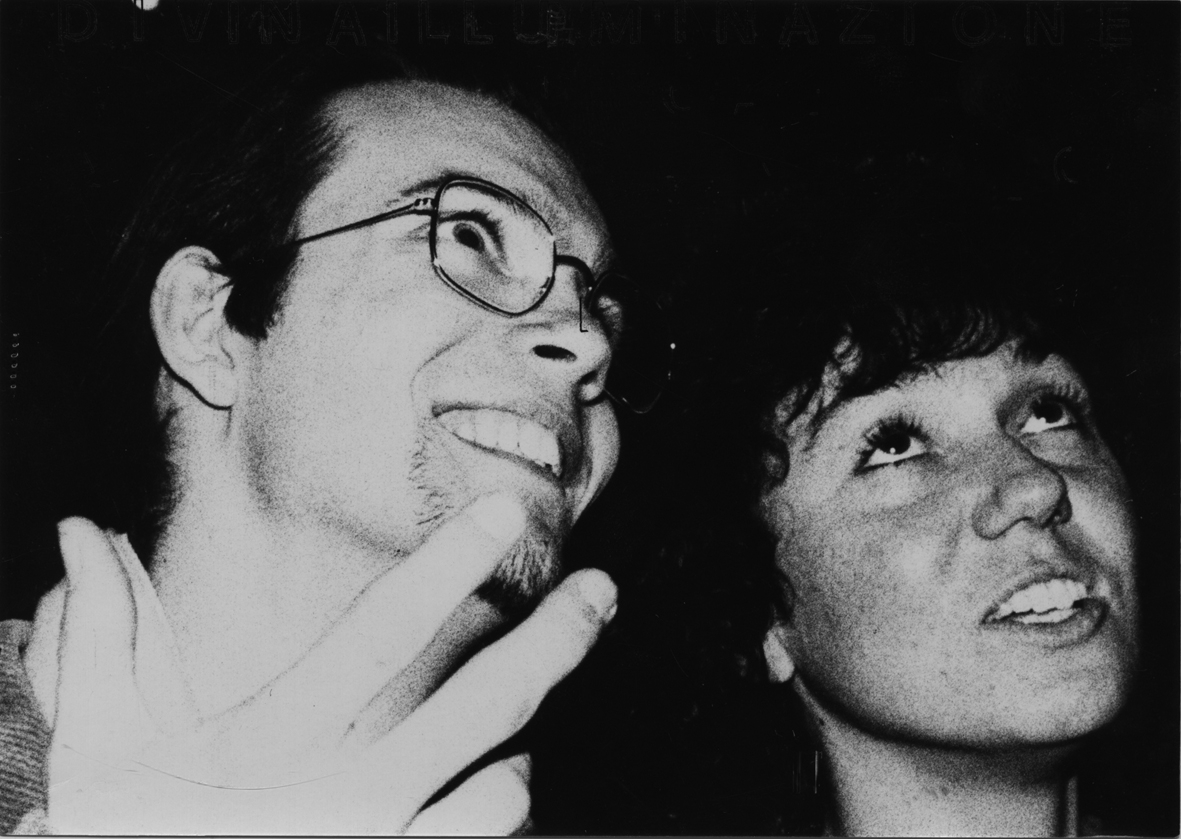 Gianluca Codeghini, Gianluca con Patrizia mentre installano la prima mostra per la fondazione dell'Archivio Immagini proiettate, 1991