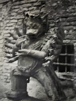 Leone Contini, Il Corno mancante, Yamantaka 1943 - Archivietto Rivolta - Archivio storico, Castello Sforzesco, Milano. Immagine della scultura recuperata tra le macerie del bombardamento (foto della foto scattata da Daniele Cologna).