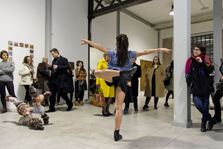 Enej Gala, Prefabrick - Walking with Art Prize 2015, Performance di Annamaria Ajmone in occasione dell'opening
Foto di Jelena Kostic