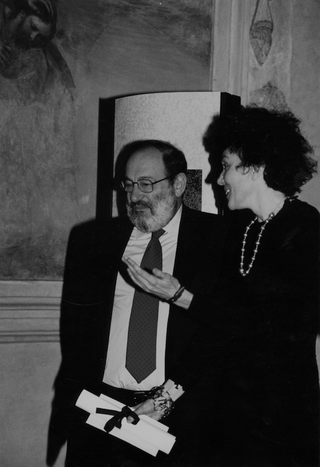 La Storia dell'Archivio - 3 - Italian Area, Umberto Eco consegna il Premio Cenacolo editoria e innovazione