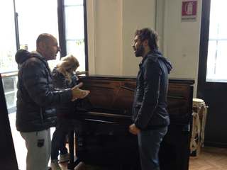 Intercultura - Capitolo 3 La collaborazione, L'artista Pietro Spoto riceve il pianoforte oggetto del suo intervento per trasformarlo in un'opera-bar per il nuovo spazio di Mascherenere