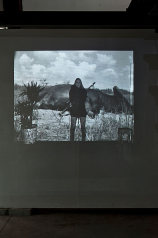 Workshop e progetto espositivo Academy Awards "Barbarie", Gloria Carucci, Venagione, foto-proiezione, dimensione ambientale, 2012

L'immagine di una battuta di caccia è proiettata sul corpo dell’artista. Piani e narrazioni sovrapposti per raccontare una grande “astrazione animale”, la creazione della bestia.
Foto di Davide Tremolada