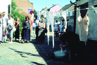 Maja Bajevic, Avanti Popolo, Maja Bajevic, En attendant, 2001, outdoor performance.
Exhibition view: Watou Poeziezomer 2001, Watou, Belgium, organized by S.M.A.K., Ghent, Belgium (Curator Ann Demeester), 2001.

Photo documentation: S.M.A.K. / Emanuel Licha