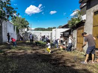 Intercultura - Capitolo 22 Il Giardino delle Meraviglie, Il giardino prima, durante e dopo i lavori di pulizia e di piantumazione dell’orto urbano