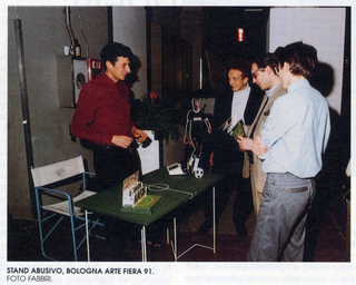 Intercultura - Capitolo 4 Immigrati che cooperano, Maurizio Cattelan
Stand abusivo a Bologna Arte Fiera, 1991