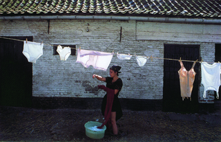 Maja Bajevic, Avanti Popolo, Maja Bajevic, En attendant, 2001, outdoor performance.
Exhibition view: Watou Poeziezomer 2001, Watou, Belgium, organized by S.M.A.K., Ghent, Belgium (Curator Ann Demeester), 2001.

Photo documentation: S.M.A.K. / Emanuel Licha