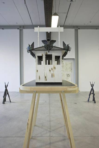 Alexej Koschkarow, Checkpoint Charlie, Checkpoint Charly (after Carribean Crises), 2009
Mixed Media. 45 x 85 x 130 cm.
Weapon Pyramide, 2009
plastic
40 x 40 x 105 cm
Foto di Zeno Zotti