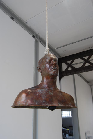William Cobbing, Man in the Planet, Clapper Tongue, 2009
bronzo, corda, martello elettrico