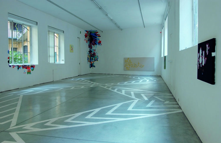 Federico Herrero, Mental Landscapes and Transit Lines, Mixed media on wall, epoxic paint on masking tape on floor, oil on canvas
Veduta dell’installazione a Viafarini.
