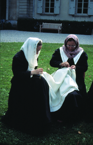 Maja Bajevic, Avanti Popolo, Maja Bajevic, Women at Work — The Observers, 2000, five-day performance / video (8’20”), Château Voltaire, Ferney Voltaire, France, 2000