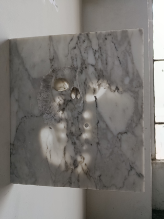 Bonus: Comune Decoro, Domenico Borrelli, Il volto di Dio, 2025, marmo, 35 x 3 x 30 cm