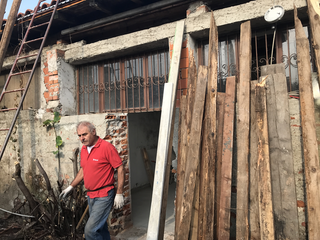 Intercultura - Capitolo 14 L'economia della ristrutturazione, Cico di Costruzioni M.F. all'opera nel cantiere della Cascina appena avviato