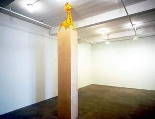 Piero Golia, Giraffa senza titolo, 2000: giraffa gonfiabile e piedistallo in legno; cm 50 x 60, altezza variabile a seconda del soffitto
