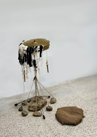 Bonus: Comune Decoro, Yiwen Zheng, Tempo dell&rsquo;Attimo, 2023, Corda di cotone, corda di canapa, piatti ride, treppiede, cuscino, pietra, 135 x 60 x 60 cm