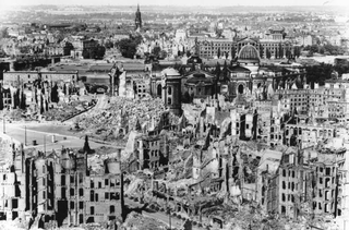 Leone Contini, Il Corno mancante, Immagine di Dresda dopo i bombardamenti della Seconda Guerra Mondiale.