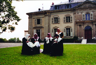 Maja Bajevic, Avanti Popolo, Maja Bajevic, Women at Work — The Observers, 2000, five-day performance / video (8’20”), Château Voltaire, Ferney Voltaire, France, 2000