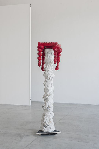 Luca Monterastelli, white - endlessly rocking, Component I
red wax, reinforced plaster, shells, wooden platform, black varnish
43 x 43 x 174 cm
Foto di Davide Tremolada