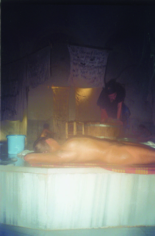 Maja Bajevic, Avanti Popolo, Maja Bajevic, Women at Work — Washing Up, 2001, five-day performance / video (18′ 09″) / photographs.
Exhibition view: Cemberlitas bathhouse, 7th Istanbul Biennale, Istanbul, Turkey (Curator Yuko Hasegawa), 2001

Photo documentation: Emanuel Licha