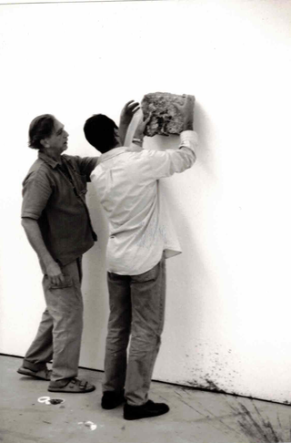 Jimmie Durham, Jimmie Durham allestisce le sue opere negli spazi di Viafarini, 1997