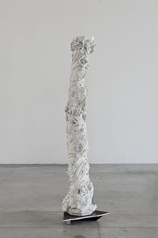 Luca Monterastelli, white - endlessly rocking, Component III
reinforced plaster, shells, wooden platform, black varnish
48 x 48 x 163 cm
Foto di Davide Tremolada