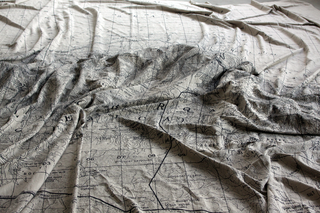 Adelita Husni-Bey, La montagna verde, Mappa (dett.), stampa inkjet su lino grezzo.
Foto di Maria Vastola