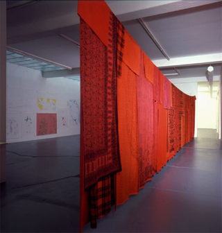 Stefano Arienti, 2 stoffe tinte in rosso, 2001
(22 cloths dyed in red)
Dyed fabric
misura ambiente
Courtesy: Galerie Micheline Szwajcer, Antwerp 