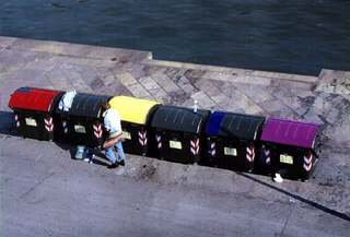 Stefano Arienti, I Murazzi dalla cima - 10. Cassonetti raccolta differenziata per colore, 1996
(I Murazzi dalla cima - 10. Containers for sorting waste by colours)
Containers for waste
dimensioni variabili
Murazzi del Po, Torino