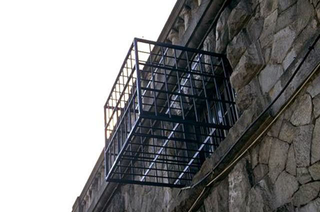 Stefano Arienti, I Murazzi dalla cima - 7. Gabbia della fame, 1996
(I Murazzi dalla cima - 7. Hunger cage)
Metal
dimensioni reali
Murazzi del Po, Torino