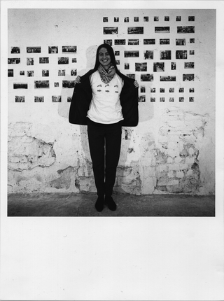 People | Family, Alessandra Pioselli collaboratrice di Viafarini durante la mostra di Maurizio Mercuri, 1993