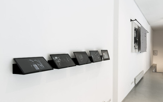 Collezione Ferrari 2010 - 2021, Alessandro Di Pietro
New Void Teaser II, 2015
5 supporti di alluminio piegato cromato nero, stampa su carta adesiva, vetro apple Mac Book Pro 15,4 inch
35,9 × 23,8 × 19,8 cm cad.