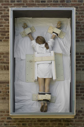 Maurizio Cattelan, Senza titolo, 2007
235,6 x 137,2 x 47 cm
dettaglio dell'installazione: Maurizio Cattelan, Kunstproject Synagoge Dtommeln, Pullheim-Stommeln