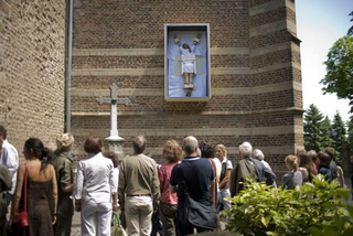 Maurizio Cattelan, Senza titolo, 2007
235,6 x 137,2 x 47 cm
veduta dell'installazione: Kunstproject Synagoge Dtommeln, Pullheim-Stommeln