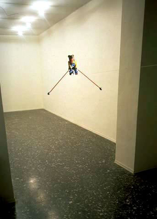 Maurizio Cattelan, Senza titolo, 1993
(Untitled)
Teddy bear, thread, motor
misura ambientale
Courtesy: Galleria Massimo De Carlo, Milano