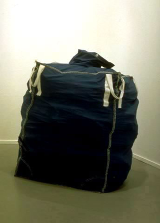 Maurizio Cattelan, Lullaby London, 1994
Rubble and bag
120 x 120 x 140 cm
Laure Genillard Gallery, London