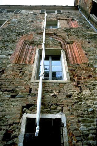 Maurizio Cattelan, Una domenica a Rivara, 1992
(A Sunday in Rivara)
Knotted sheets
12 m
- Una domenica a Rivara , Castello di Rivara, Rivara (TO)
Foto di Studio Blu