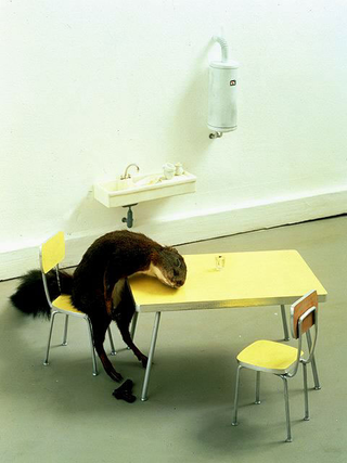 Maurizio Cattelan, Bidibidobidiboo, 1996
Stuffed squirrel, miniature kitchen
20 x 30 x 20 cm
Laure Genillard Gallery, London
Foto di FDB