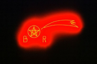 Maurizio Cattelan, Senza titolo (Natale 1995), 1995
(Untitled (Christmas 1995))
Neon
38 x 82 x 1 cm
Galerie Daniel Buchholz, Köln
Foto di Studio Blu
Courtesy: Galleria Massimo De Carlo, Milano 