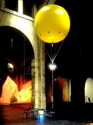 Maurizio Cattelan, La dolce utopia, 1996
(Sweet utopia)
Balloon, helium, chandelier
3 m Ø
- Traffic , CAPC Musée d'Art Contemporain, Bordeaux