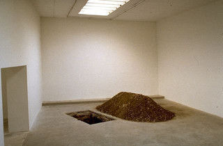 Maurizio Cattelan, Senza titolo, 1997
(Untitled)
Hole, earth
200 x 160 x 150 cm
Le Consortium, Centre d'Art Contemporain, Dijon
Foto di André Morin