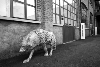 Curatology©, L’opera di Davide Rivalta all’ingresso sul Piazzale della Fabbrica del Vapore, come spazio 1 a cura di Davide Ferri